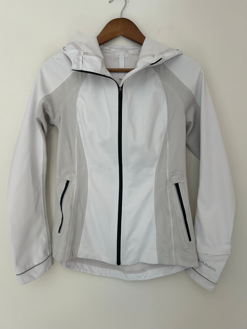 Lululemon Athletica Off White Cross Chill Performance Jacket Hooded EUC 6 GUC